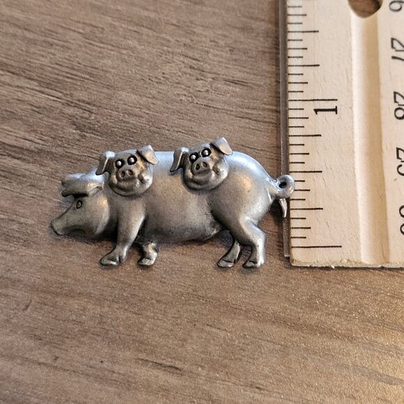 Vintage Pewter Pig Brooch with inset matching Piglet Earrings - Picture 5 of 6